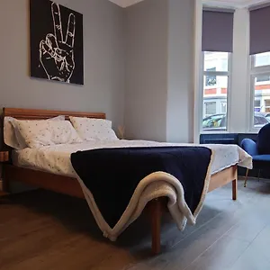 Entire Near Centre, West Jesmond. Apartment