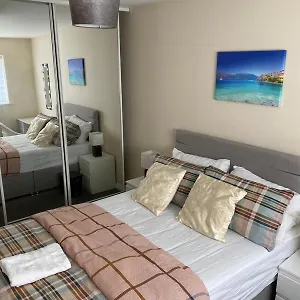 Cheerful 4 Bedroom Townhouse With Free Parking Apartment